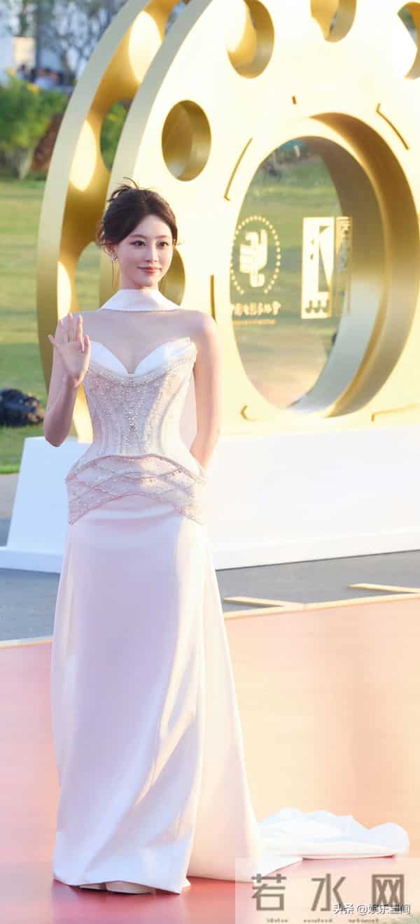 祝绪丹金鸡奖红毯,这个花瓶腰好绝!祝绪丹的身材管理没得说 !