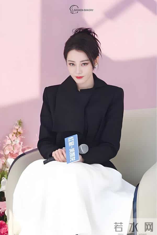 迪丽热巴现身南京!脖子前倾严重依旧在咳嗽,给主持人打伞好暖心