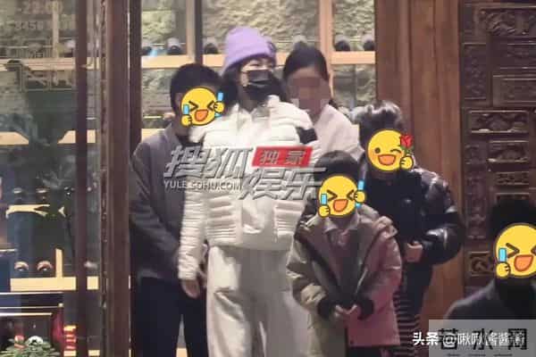 章子怡成孩子王,带儿子女儿先吃烤肉又打游戏,不理金鸡奖纷争