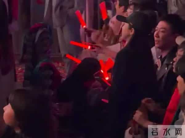 董璇夫妇看大张伟演唱会，张维伊困到不停打哈欠，不忘护着老婆