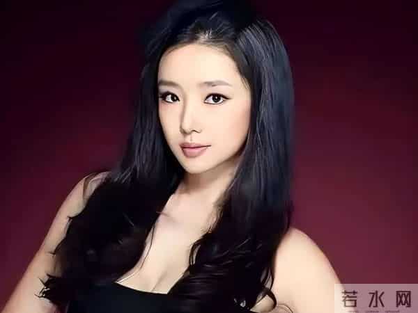 曾被张艺谋力捧,火后与富豪卷款61亿逃亡国外,现在的她过得如何