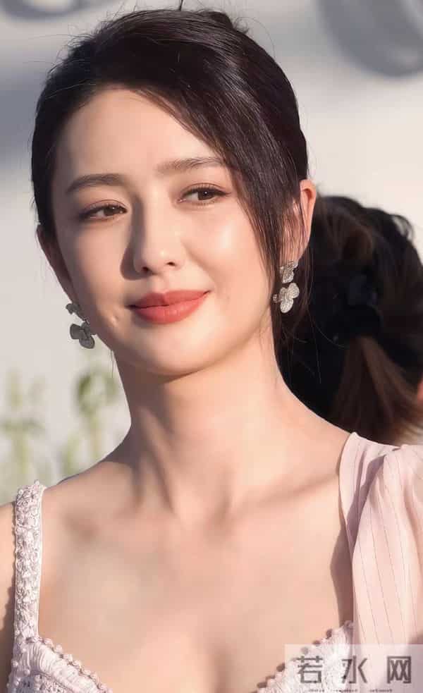 佟丽娅的素颜，在整个娱乐圈都属于最美的，新疆人独有的美