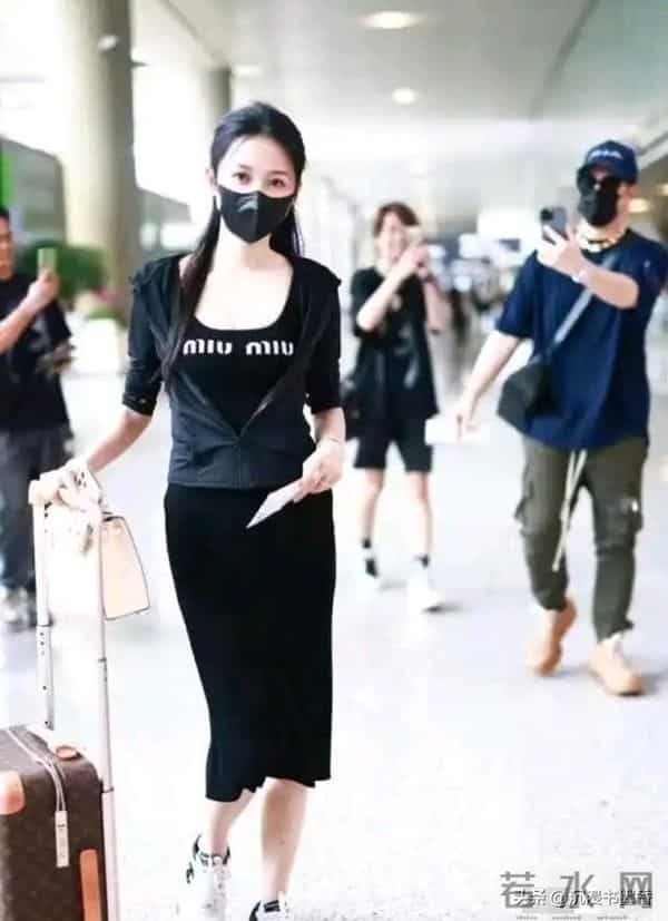 潘玮柏机场大秀老婆好身材!前凸后翘腿子长!颜值更是在线