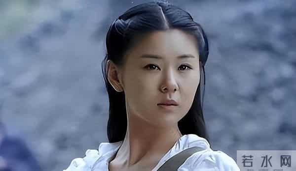 40岁李小萌晒精修美照！皮肤水灵有少女感，开豪车却被嘲无富婆相