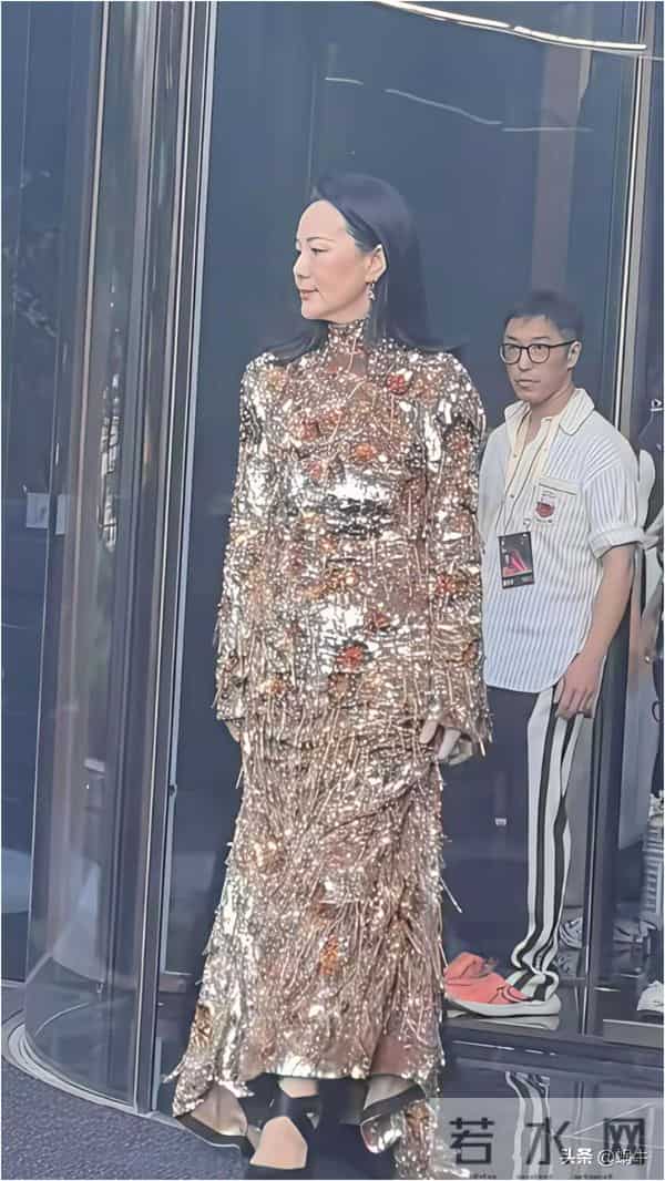 实话实说,咏梅老师不太适合这裙子太难看了,她就适合简单大方的