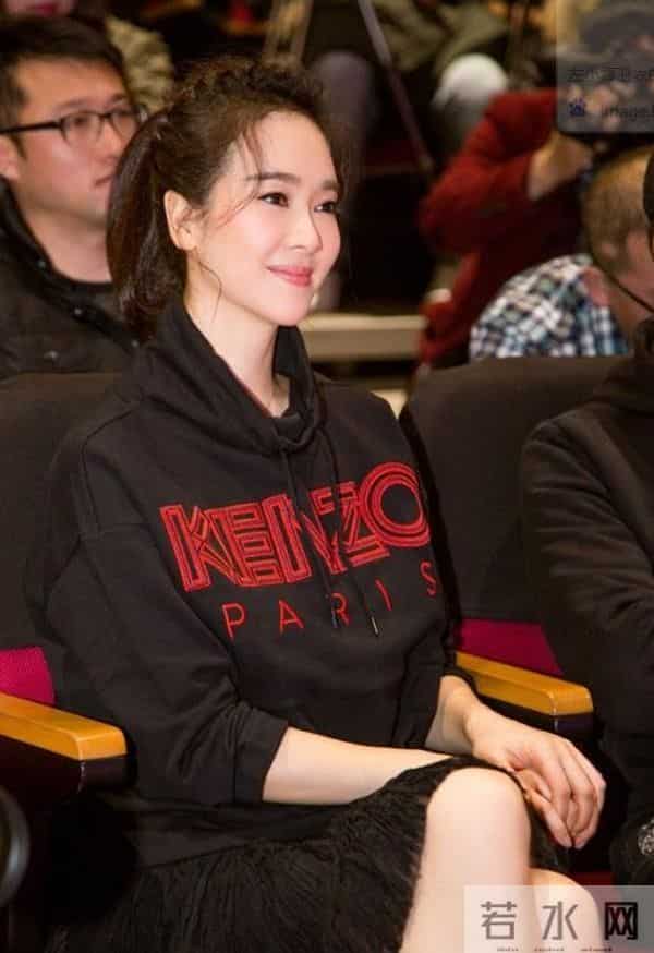 左小青撸串太接地气!穿大衣露脚踝时髦减龄,48岁嫩得像个小姑娘