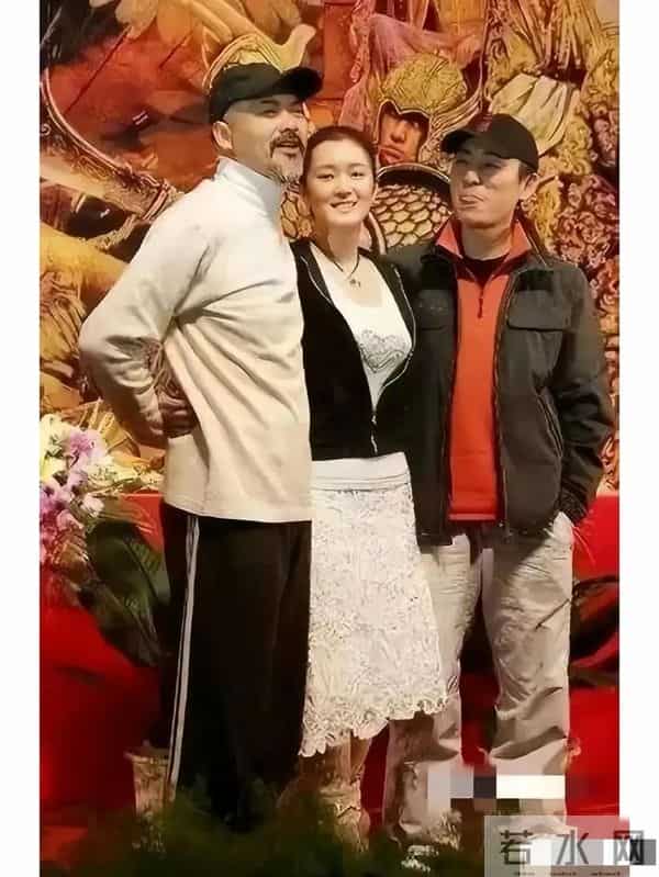 女星巩俐被周润发搂在怀里,张艺谋脸都歪了