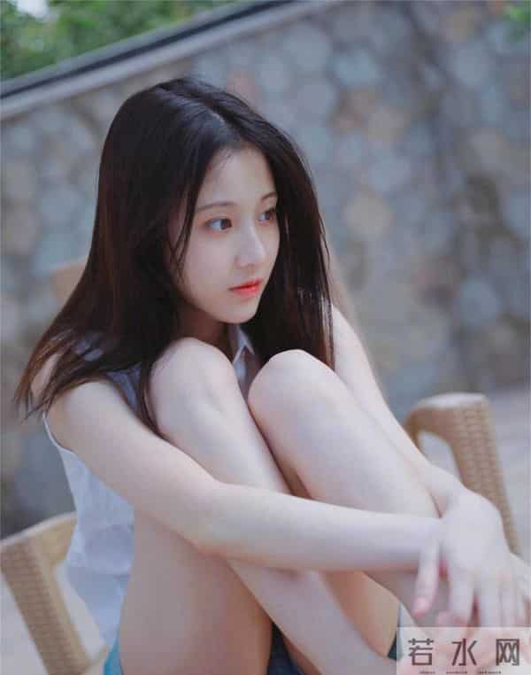 张静雯水边光脚蜷坐,肤白腿嫩,清甜劲儿好勾人