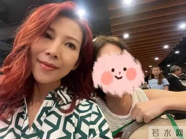 香港街头偶遇52岁蔡少芬，本人很瘦不年轻，染一头红发老气横秋