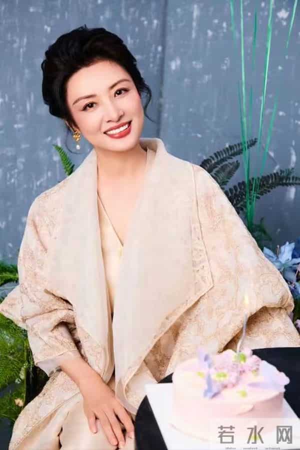 她是“央视一姐”,结婚12年选择离婚,坦然:婚姻给我的尽是痛苦