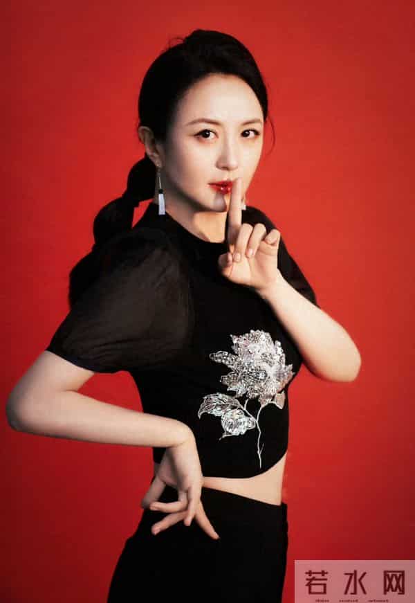 杨童舒黑裙配红底，扭腰的小姿态又媚又俏，酒窝一露甜得刚好不腻