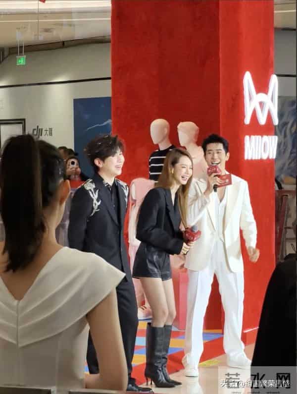 戚薇线下活动生图，黑西装长靴演绎女总裁穿搭