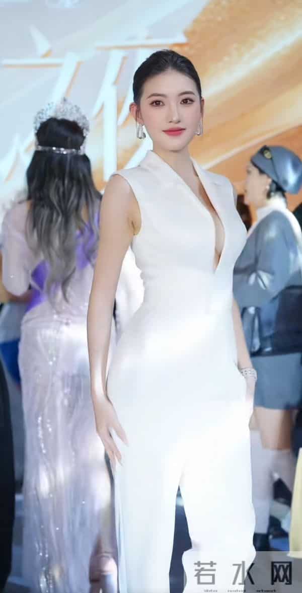 这个身材除了胸，就是腿，简直不要太好了