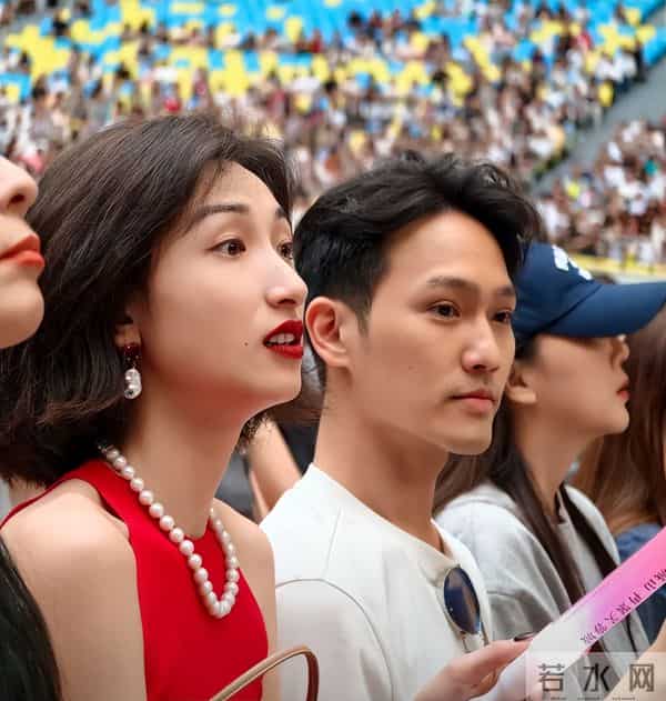 72岁赵雅芝太拼!穿高开叉裙跳“擦边”舞,累到大喘气还敲架子鼓