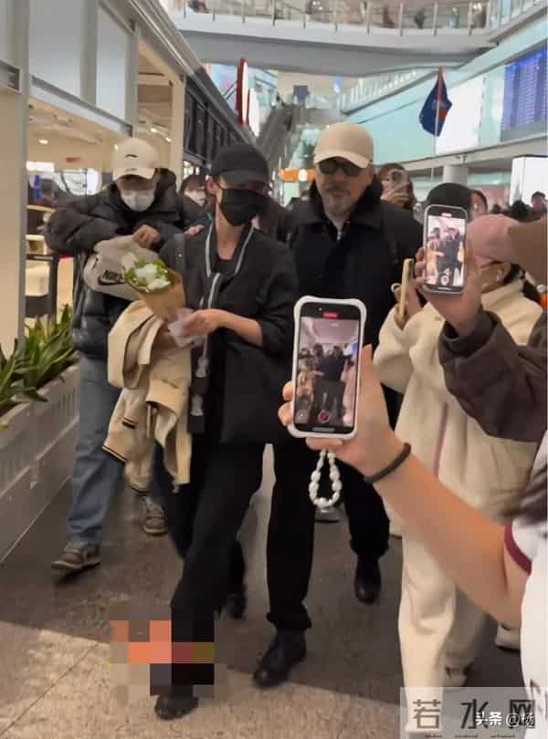 机场偶遇李建斌夫妇，胡子花白全程搂妻子肩，蒋勤勤身材窈窕依旧