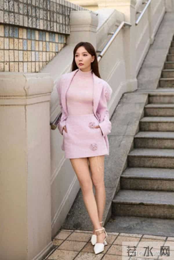 王珞丹的“肉色丝袜”