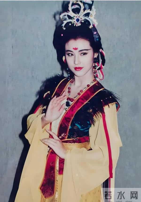 娱乐圈满族美女图鉴：每一位都貌美如花，谁最令你意想不到？