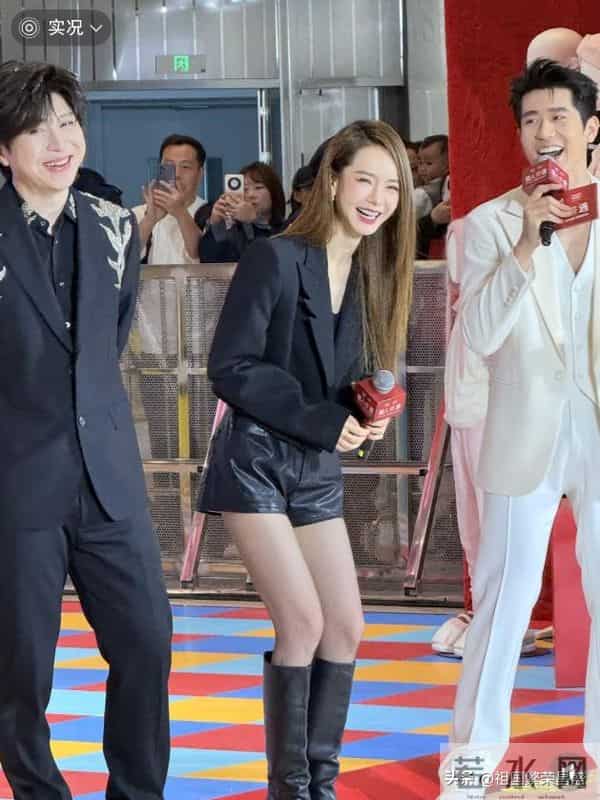 戚薇线下活动生图，黑西装长靴演绎女总裁穿搭