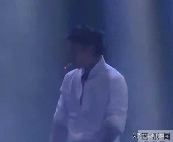 演出过程中突然“点支烟”，知名歌手被处罚