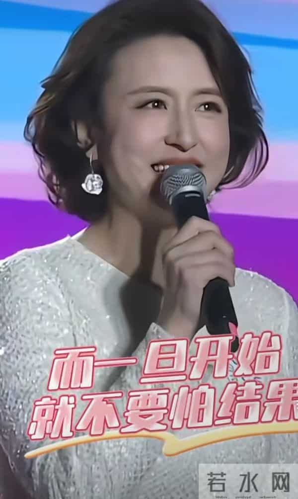 张蕾谈人生感悟，亮裙短发气质优雅美得好高级