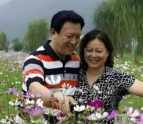 73岁唐国强好幸福老婆好养眼，大气优雅美丽动人！两人特有夫妻相