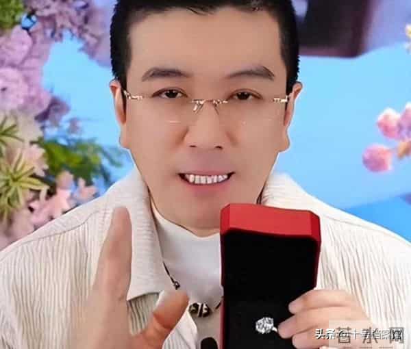 不装了！杨子黄圣依离婚后，男方妈妈另一面曝光，走上了向太老路