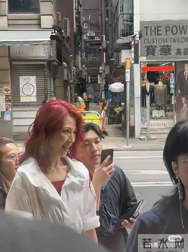 52岁蔡少芬街头被偶遇，红色长发似少女，老年斑还是藏不住