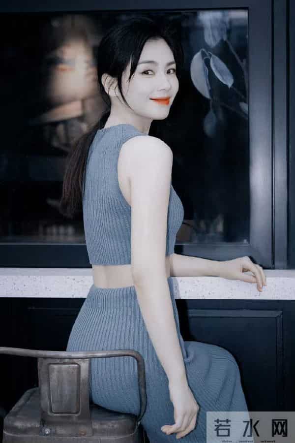 刘涛灰裙一穿露的腰又白又嫩,笑里的劲儿跟气质搭在一起,特有味