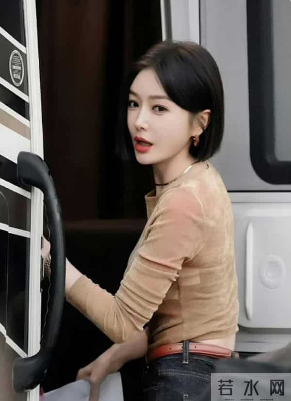 “秦岚”太丰满了！穿紧身上衣+牛仔裤，蜜桃身材好抢镜