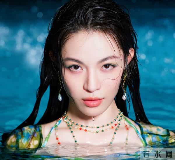 钟楚曦又“抢”C位?这一次合影环节站中间,抢风头争议又来了