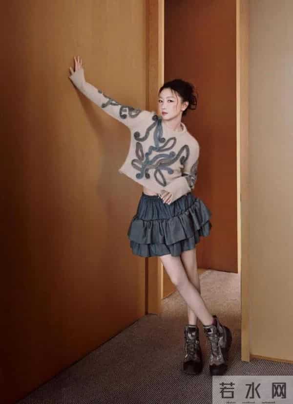 周冬雨增肥风格大变!穿卡其色毛衣灰色百褶短裙,时髦减龄高级!