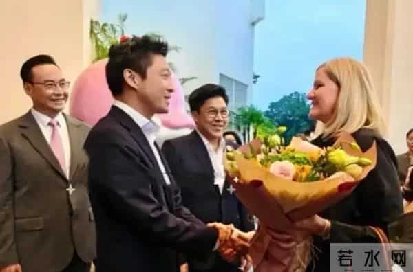 霍启仁婚礼照流出,老婆穿裹身裙小腹凸出似怀孕,看脸超像朱玲玲