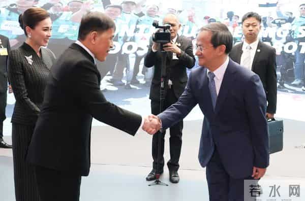 泰国王后在北京参观机器人好惊艳！收腰小套装配蝴蝶结胸针，真美