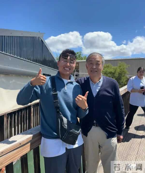 68岁老戏骨李建义新西兰被网友偶遇，年近古稀打扮低调身材硬朗！