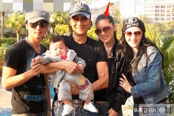 钱花光了人还在！89岁瘫坐轮椅的谢贤，给想改遗嘱的向太提了醒