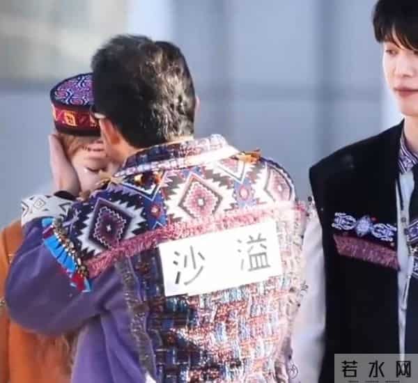 沙溢“亲脸”惹争议，宋雨琦后仰救场，同是已婚郑恺做法值得点赞