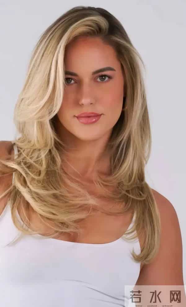 玛丽莎，新锐大码模特，身高180 ，鲜明特征 让人过目不忘