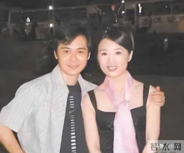 47岁嫁给32岁小演员，被骂“老牛吃嫩草”，时间却给了完美的答卷