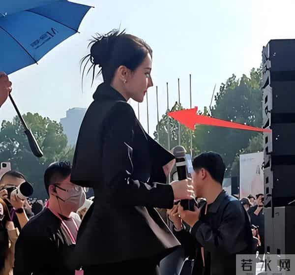 迪丽热巴现身南京!脖子前倾严重依旧在咳嗽,给主持人打伞好暖心