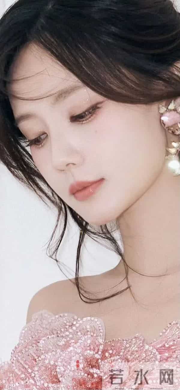 李一桐｜粉裙鱼鳞裙封神！新剧路透美翻+怼脸生图扛打