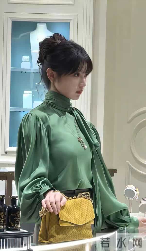 田曦薇现身上海恒隆,怼脸拍也好美,可盐可甜,捂嘴笑都那么漂亮