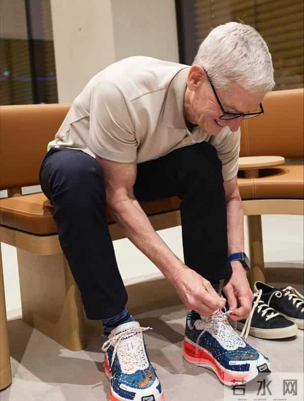 苹果 CEO 又穿球鞋!这次是「闪电倒钩」!