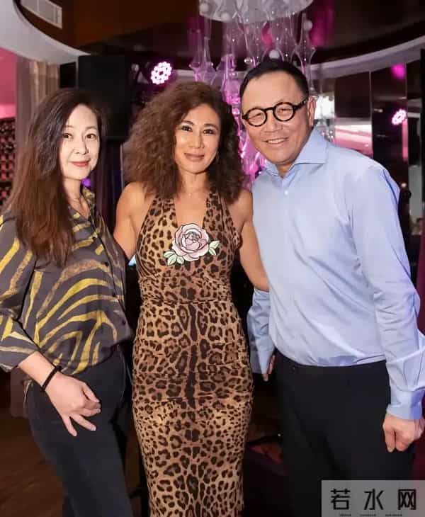 傅程鹏陪香港妻子参加名流派对,表现从容,完美融入周丽淇社交圈