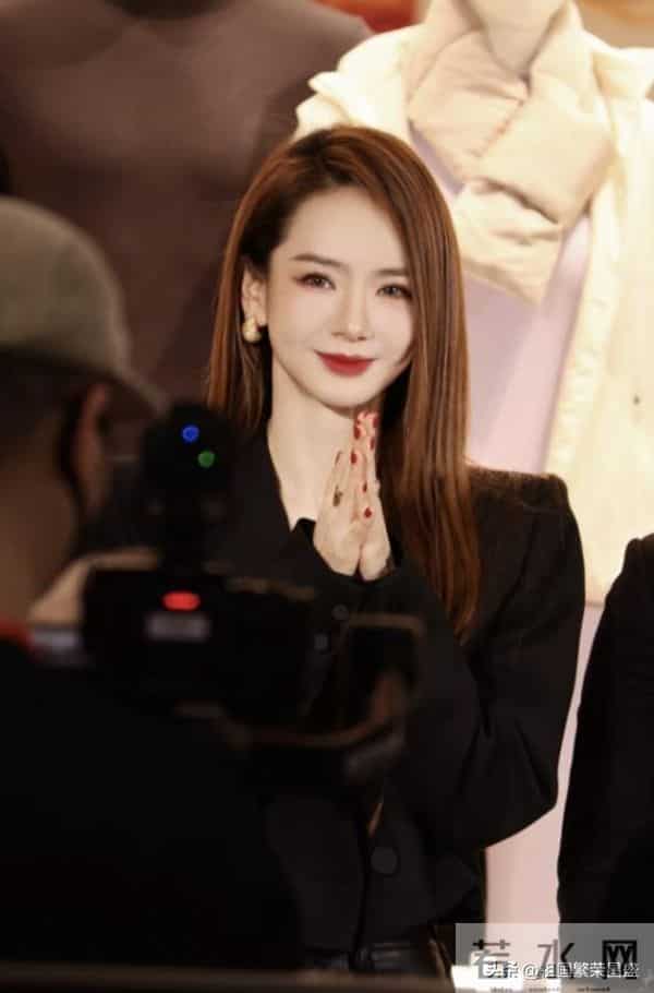 戚薇线下活动生图，黑西装长靴演绎女总裁穿搭