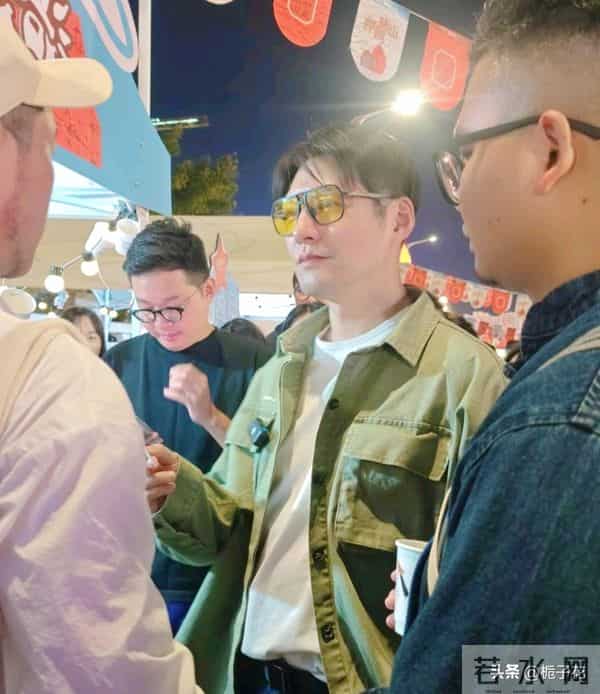 46岁严屹宽和朋友在泉州逛街，他打扮有型，脸好能打，好帅气啊