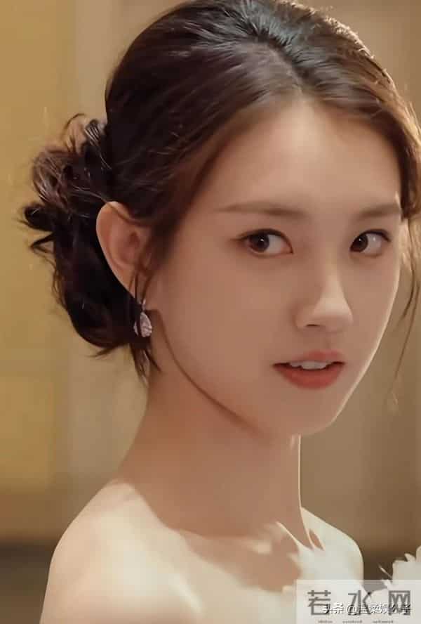 看到郭宇欣跑龙套旧照，站杨紫身边一点不输，才知啥叫小红靠捧