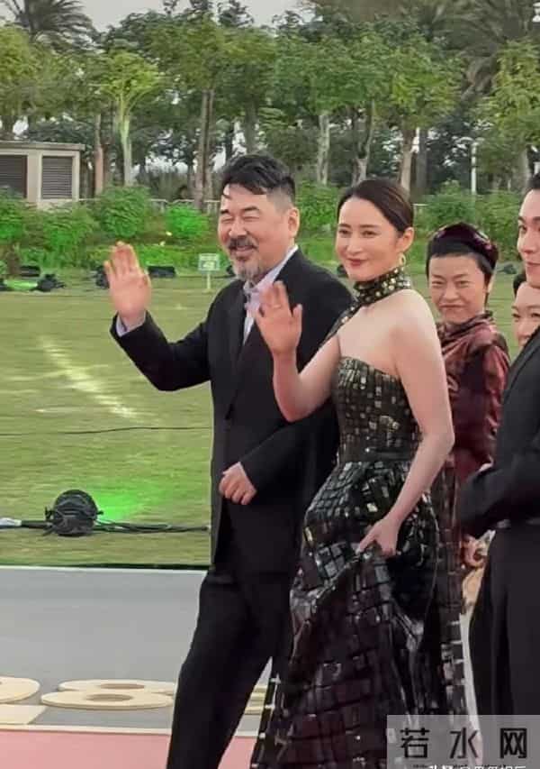 陈建斌与蒋勤勤相差5岁像美女与野兽，夫妻现身金鸡奖，恩爱甜蜜