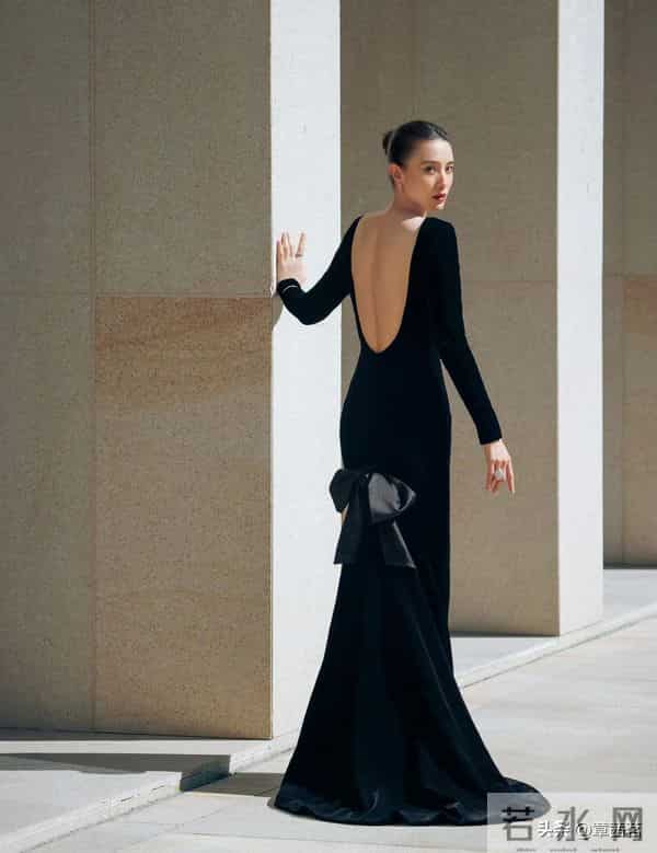 45岁宋佳二封金鸡影后，穿黑色礼服裙拍宣传照优雅迷人