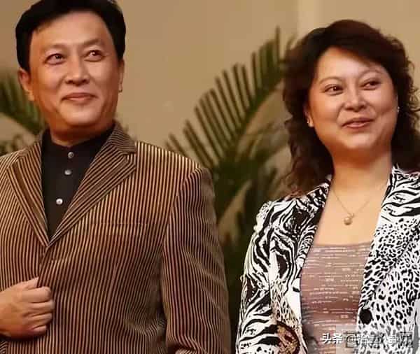 母亲曾经抛下她,父亲唐国强闪婚不养她,如今42岁唐莉活成怎样了