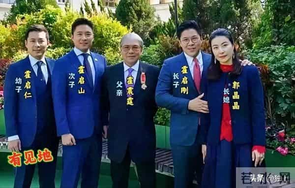 霍启仁雪山婚礼曝光，29岁新娘跟婆婆朱玲玲好像，主婚纱出人意料